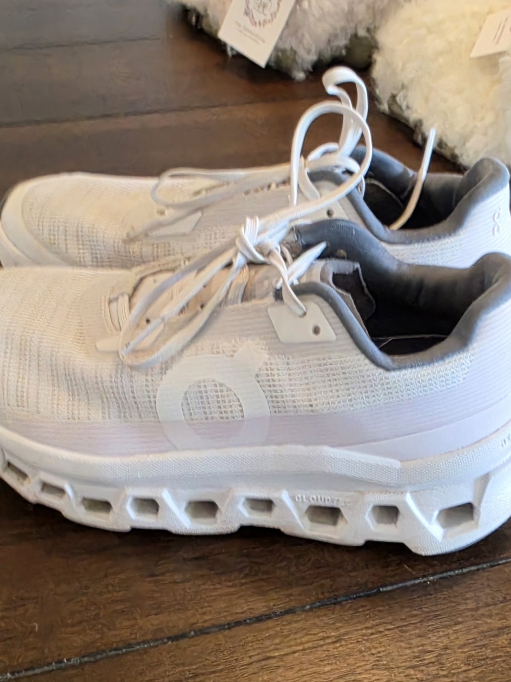 Women’s White Performance Sneakers with Cushioned Hex Sole